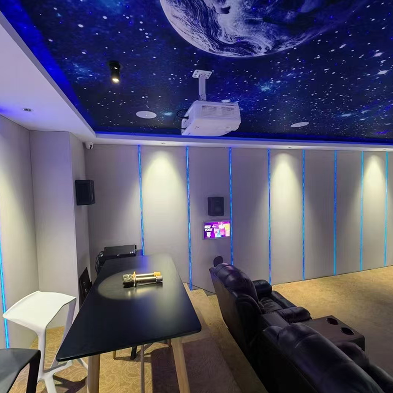 Indretning med stofindpakket lydabsorberende vægpaneler, velegnet til hoteller